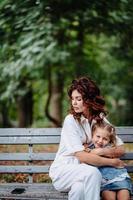 lief jong mam en dochter in zonnig dag, gelukkig familie foto