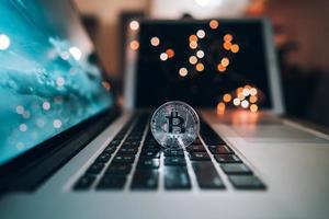 macro schot van bitcoins munten Aan laptop foto