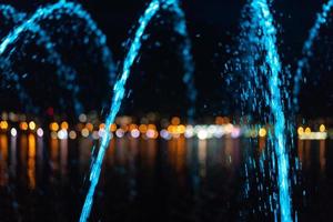 een stroom van een fontein. avond stad. foto