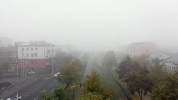 mistig stad straat met silhouetten van woon- gebouwen. foto