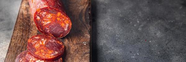 chorizo worst vlees vers schotel gezond maaltijd voedsel tussendoortje Aan de tafel kopiëren ruimte voedsel achtergrond foto