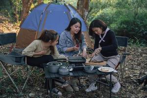 drie bestie gaan kamperen in het bos foto