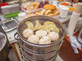 dichtbij omhoog gestoomd baozi of bun en knoedel de beroemd Chinese keuken in ontbijt restaurant Bij zhangjiajie downtown steeg wijk china.hunan China. foto