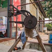 oude naaien machine Aan de weg in landelijk van China foto