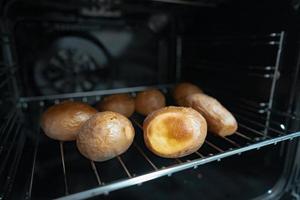 gebakken aardappelen in hun huiden in de oven foto