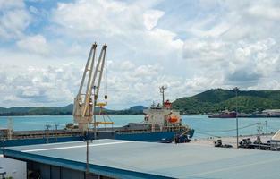 industrieel haven kraan optillen omhoog bezig met laden exporteren containers doos aan boord Bij haven van Thailand. foto