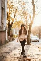 straat portret van jong mooi modieus vrouw foto