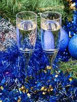 twee bril met blauw Kerstmis decoraties en boom 6 foto