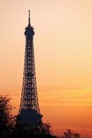 eiffel toren in Parijs Aan zonsondergang foto
