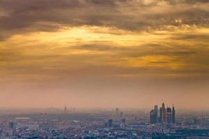 donker geel herfst zonsondergang onder Moskou stad foto