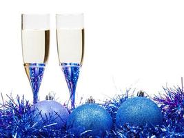 twee bril van Champagne Bij blauw en paars klatergoud foto