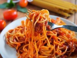 spaghetti met fijngehakt rundvlees, tomaat saus en vers basilicum. foto