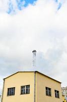 centraal verwarming station en schoorsteen in herfst dag foto