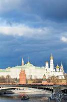 donker blauw wolken over- verlichte Moskou het kremlin foto