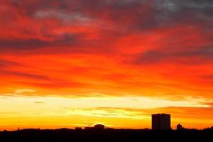 helder rood, geel, blauw wolken in zonsopkomst lucht foto