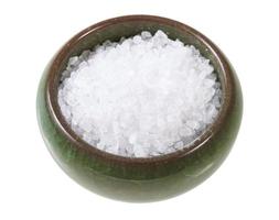 keramisch zout kelder met grof korrelig zee zout foto