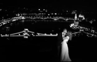 lief bruid en bruidegom Aan een achtergrond van Boedapest foto