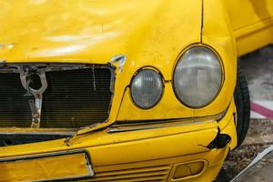 dichtbij omhoog van een geel auto glas schade veroorzaakt door ongeluk. foto