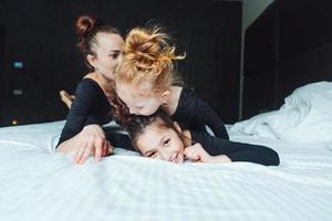 mam en twee dochters hebben pret Aan de bed foto