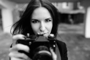 mooi vrouw fotograaf poseren met camera foto