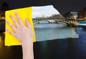 hand- verwijdert nacht visie van Parijs door geel kleding foto