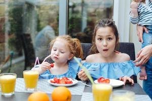 twee zussen drinken sap in de keuken foto