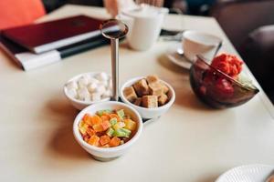 gekleurde fruit suiker Aan de tafel foto