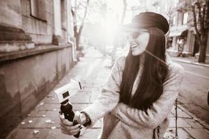 schattig, jong meisje maakt selfie en poseren Aan camera. foto