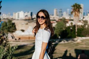 een zoet meisje met donker haar- in de centraal park foto