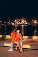jong vent en mooi meisje Aan de achtergrond van de nacht haven foto