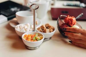 gekleurde fruit suiker Aan de tafel foto