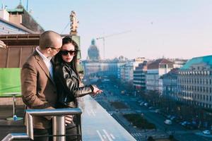 paar in liefde Aan dak in oud stad foto