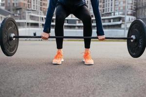 sterk vrouw oefenen met halter. sport, geschiktheid concept. foto