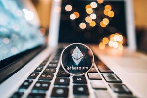 ethereum munt geld Aan computer laptop toetsenbord foto