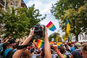 correspondent duurt foto gedurende de homo trots optocht