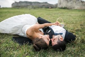 bruiloft paar aan het liegen Aan de gras foto