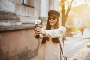 schattig, jong meisje maakt selfie en poseren Aan camera. foto