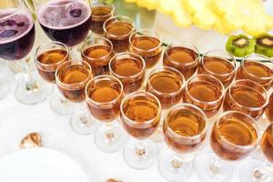 rijk buffet, whisky, bourbon, Champagne, wijn en fruit. foto