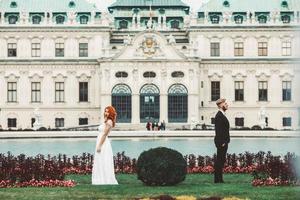 bruiloft paar Aan een wandelen in de landgoed van de belvedere in Wenen foto
