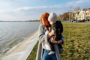 moeder knuffelen haar weinig zoon foto