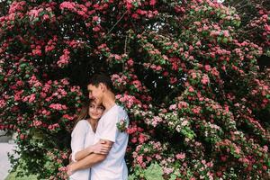 jong gelukkig paar in liefde buitenshuis foto