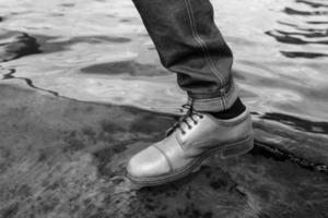 voeten van mannen in zelfkant jeans en retro schoenen foto