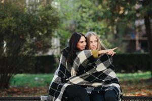 twee mooi in de park, poseren voor de camera foto