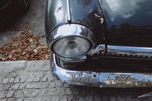 voorkant koplamp van een oud Sovjet auto- gas- 21 foto