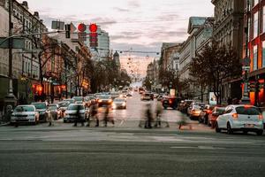 kiev, Oekraïne - april 14, 2019 nacht visie van de straten van kiev. stedelijk drukte. bogdan khmelnitsky straat foto