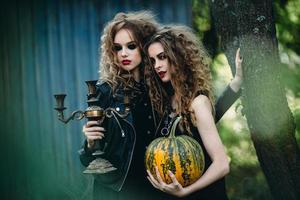 twee vintage vrouwen als heksen foto