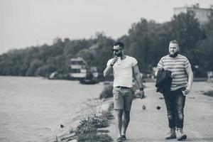 twee mannen wandelen en drinken koffie foto