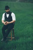 man met een baard, denken in het veld foto