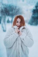 portret vrouw model- buiten in eerste sneeuw foto