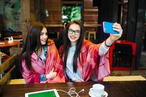 twee dichtbij vrienden maken selfie in de cafe foto